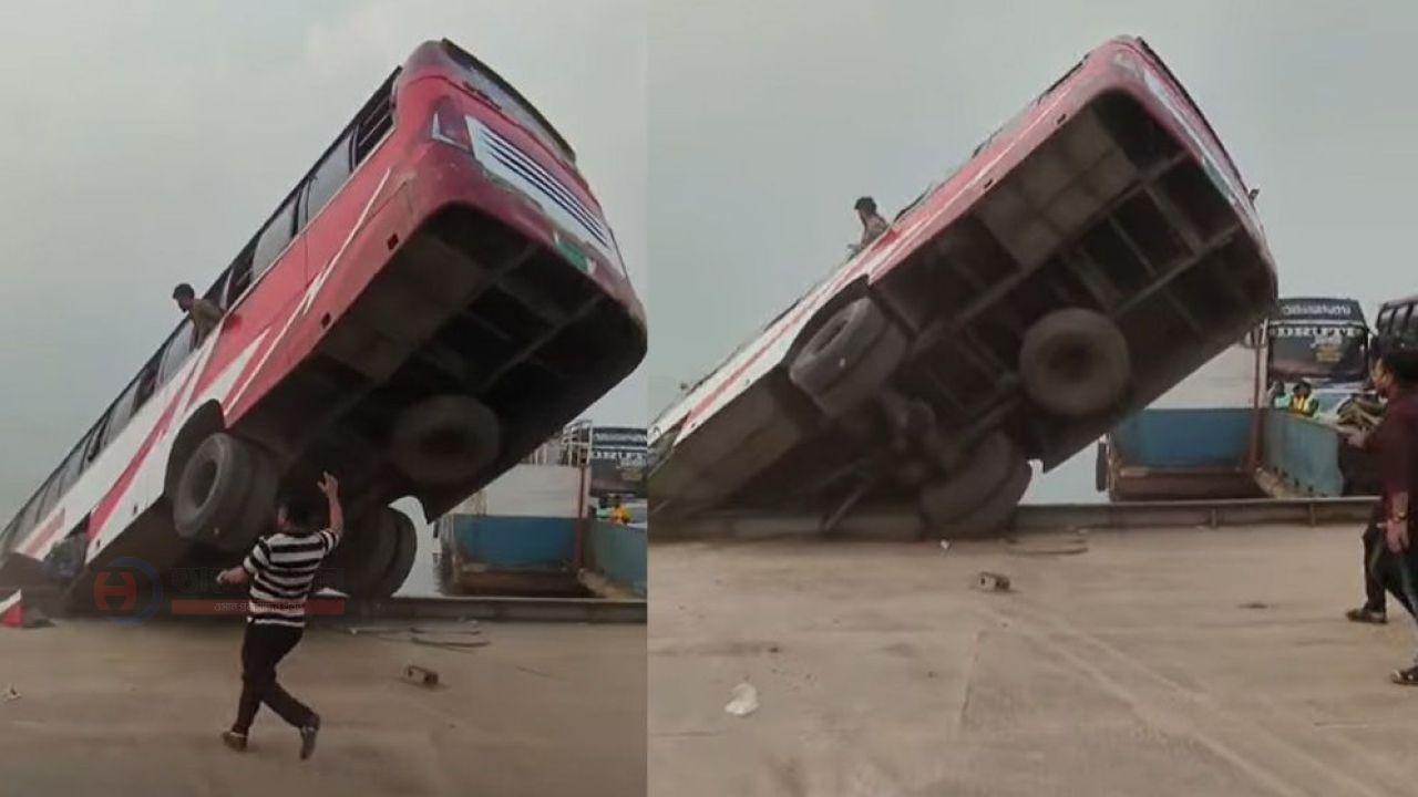 দৌলতদিয়ায় ফেরিতে উঠতে গিয়ে যাত্রীবাহী বাস উল্টে পদ্মা নদীতে